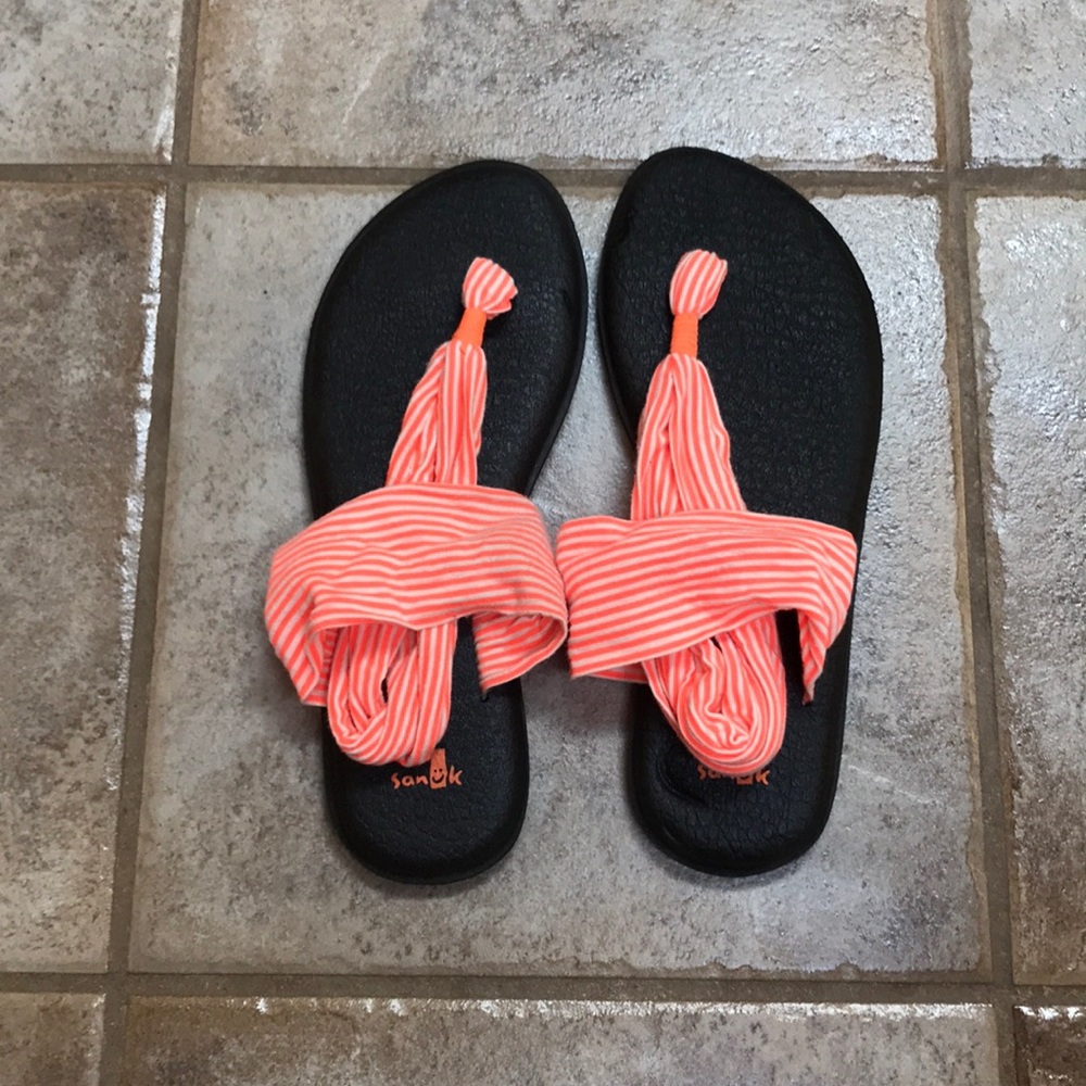 Sanuk Size 9 Sandals